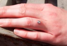 Фото - Девушки стали вшивать бриллианты в пальцы