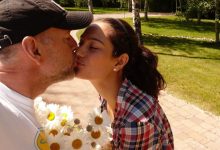Фото - Борющийся с афазией Брюс Уиллис целуется с молодой женой на новом фото