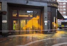 Фото - Активисты движения Just Stop Oil залили краской витрины лондонского универмага Harrods