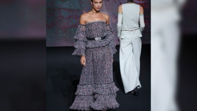 Фото - Ирина Шейк в платье с рюшами вышла на показе Chanel